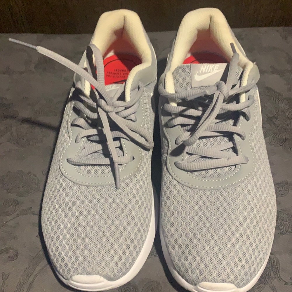 Women nikes sneakers size 9